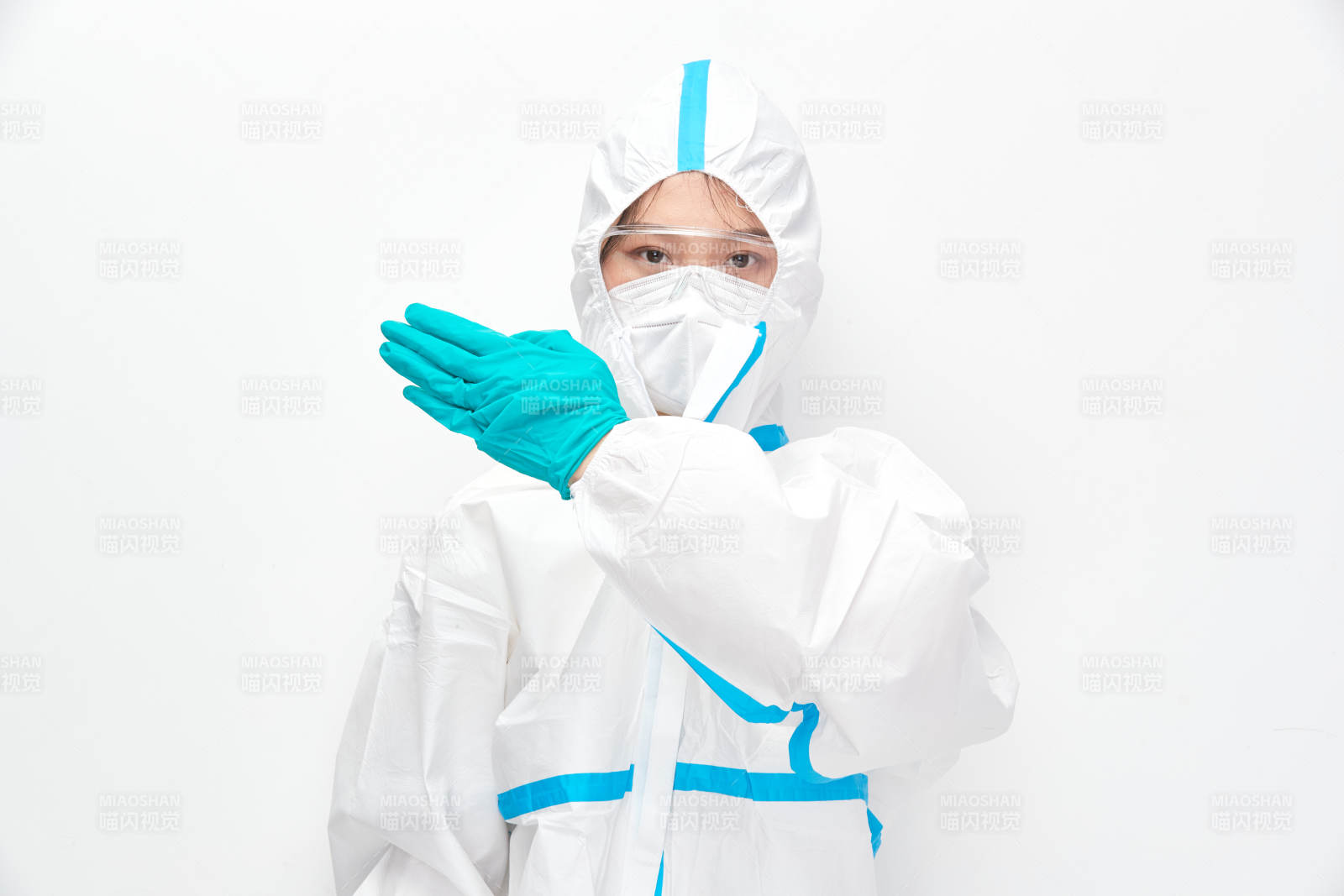 穿白色防护服佩戴护目镜口罩的女性医疗人员