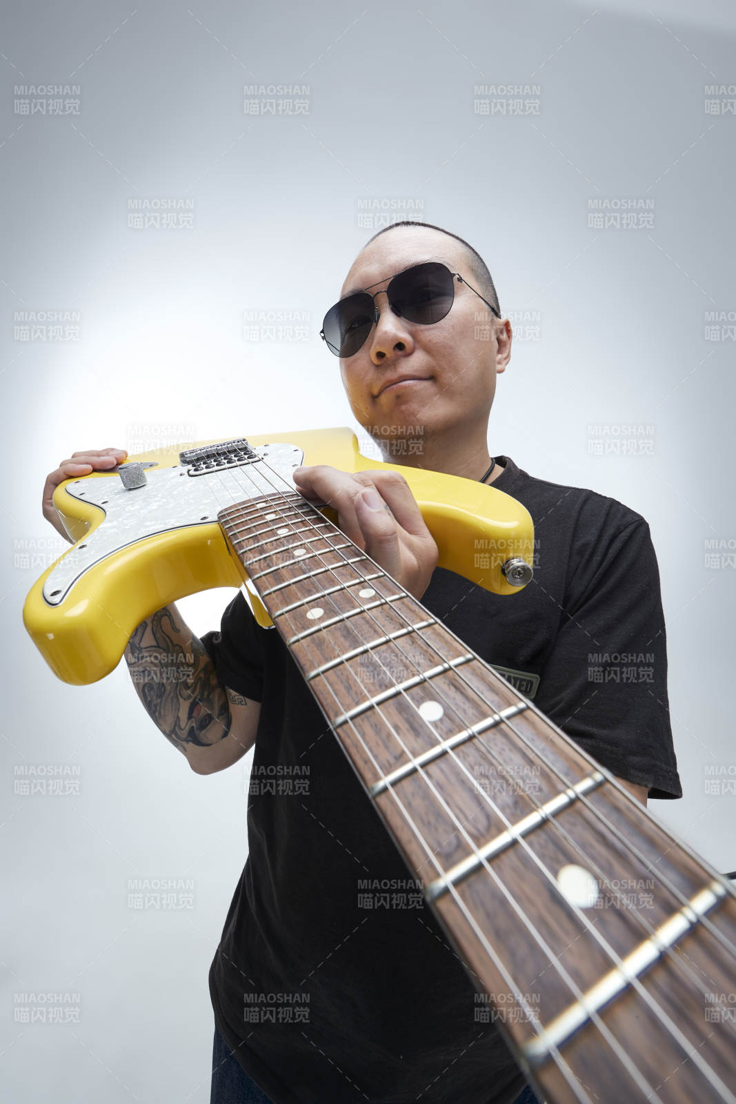 手持電吉他展示演奏的亞洲男性搖滾樂手人像