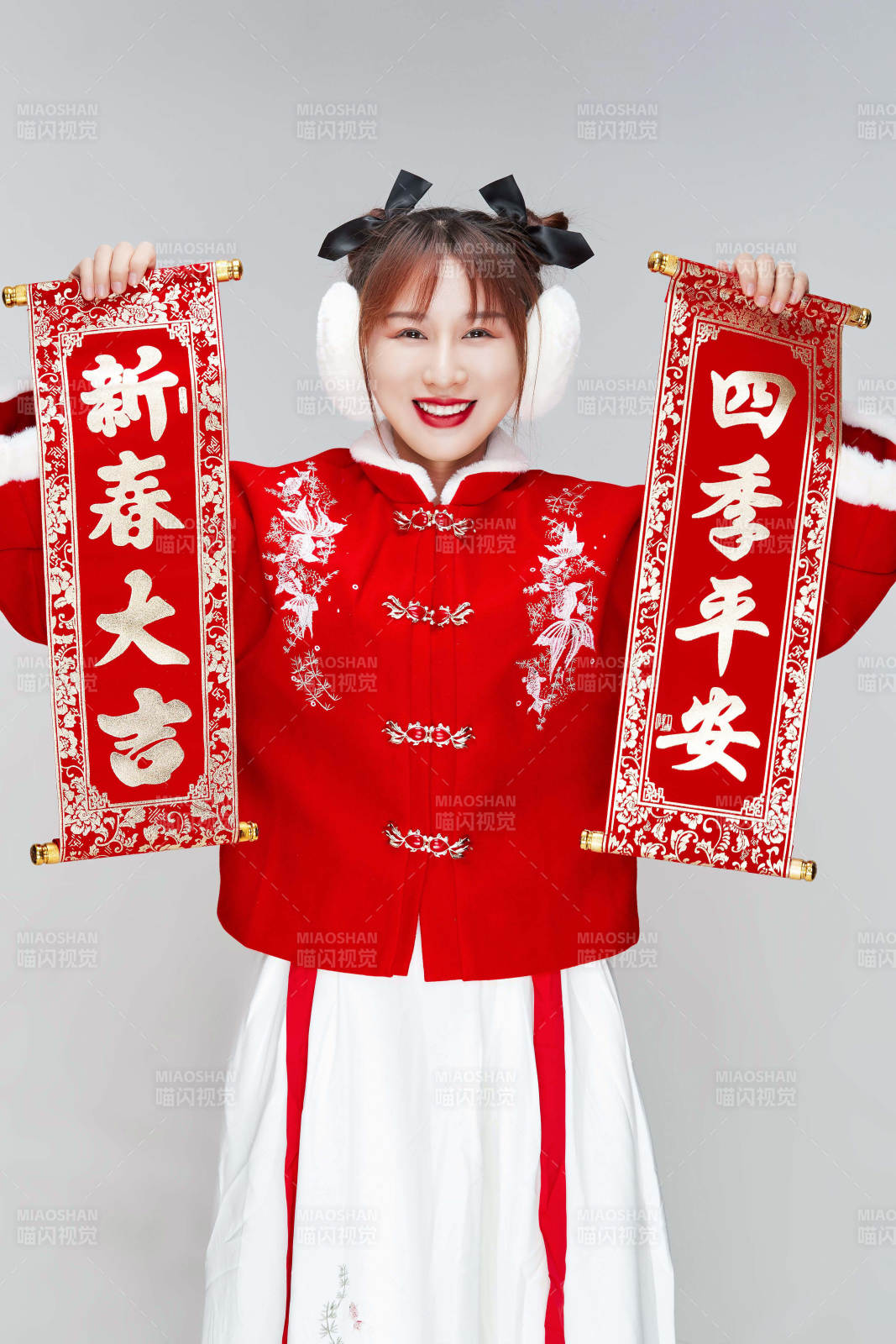 手持春聯身穿喜慶漢服的可愛少女