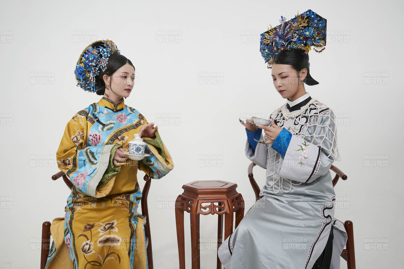 白色背景下的清代女性古装造型清朝古装