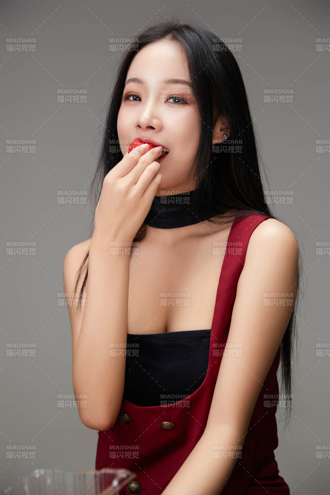 吃水果的亞洲東方長發少女