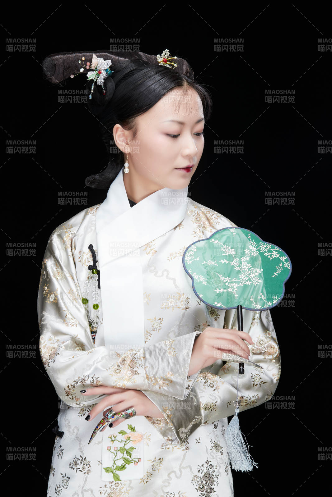 黑色背景下的清代女性古裝造型清朝古裝