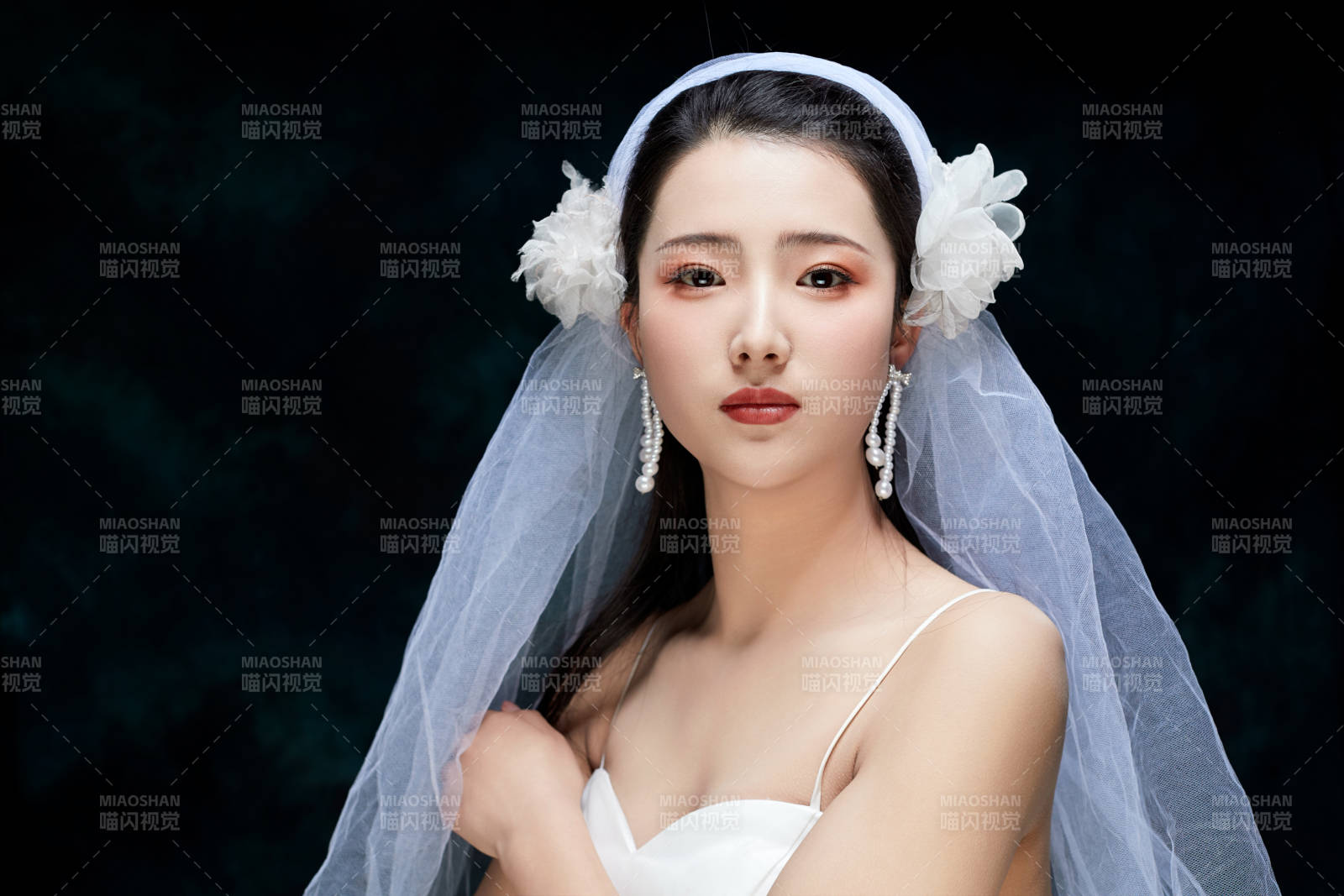 黑色背景下的女性复古婚纱妆面图片