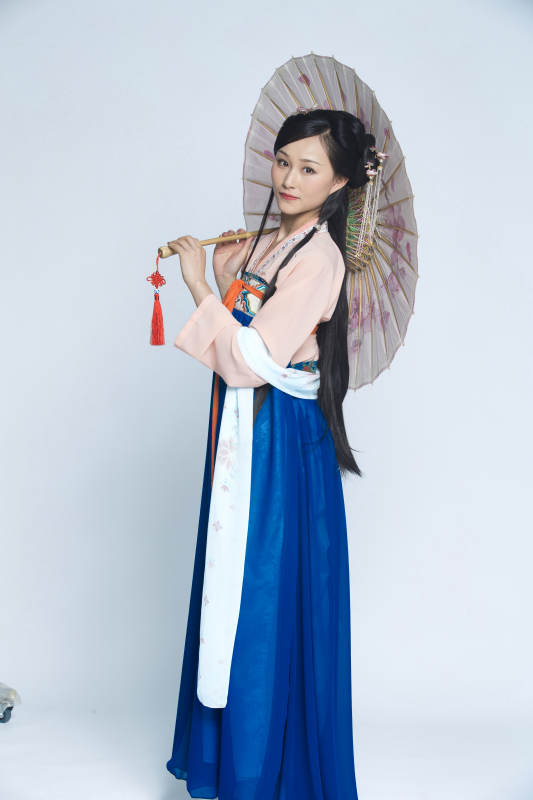 身穿古装的汉服女性人像汉服影棚拍摄