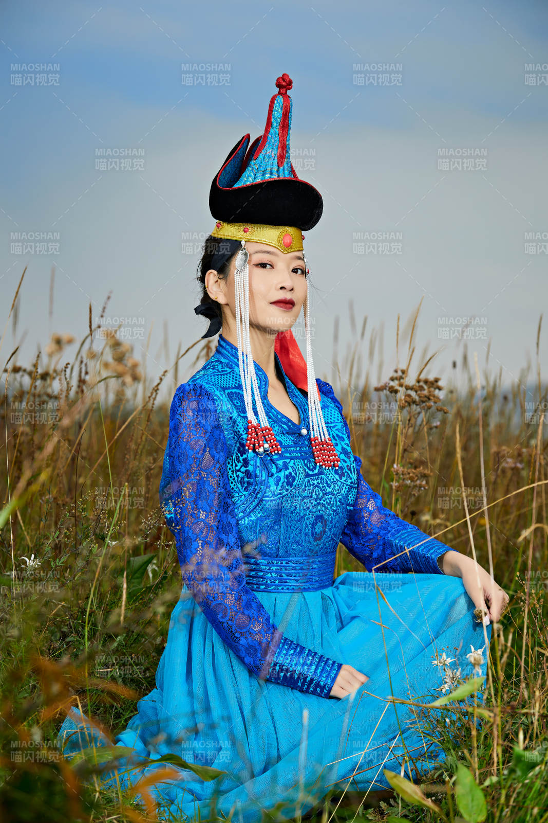 草原上身穿豪華蒙古族服飾的蒙族少女