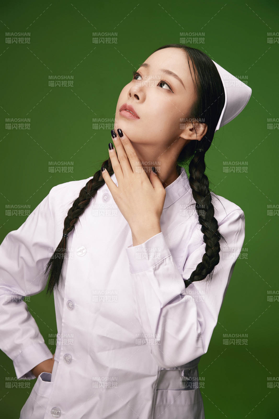 身穿白色護士服的年輕護士形象