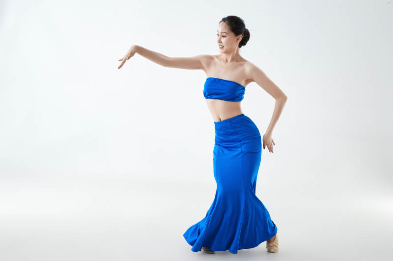 穿着傣族服饰跳孔雀舞的少女