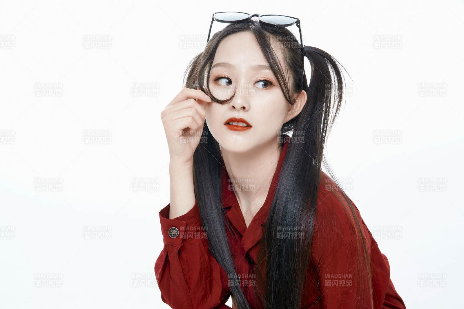 白色背景的亞洲戴墨鏡年輕少女的肖像人像