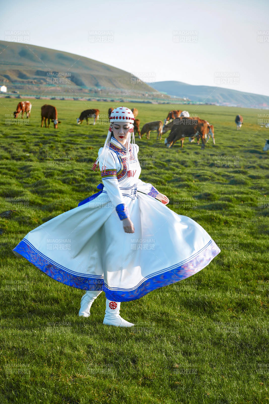 草原上穿着蒙古族传统服饰的亚洲年轻美少女