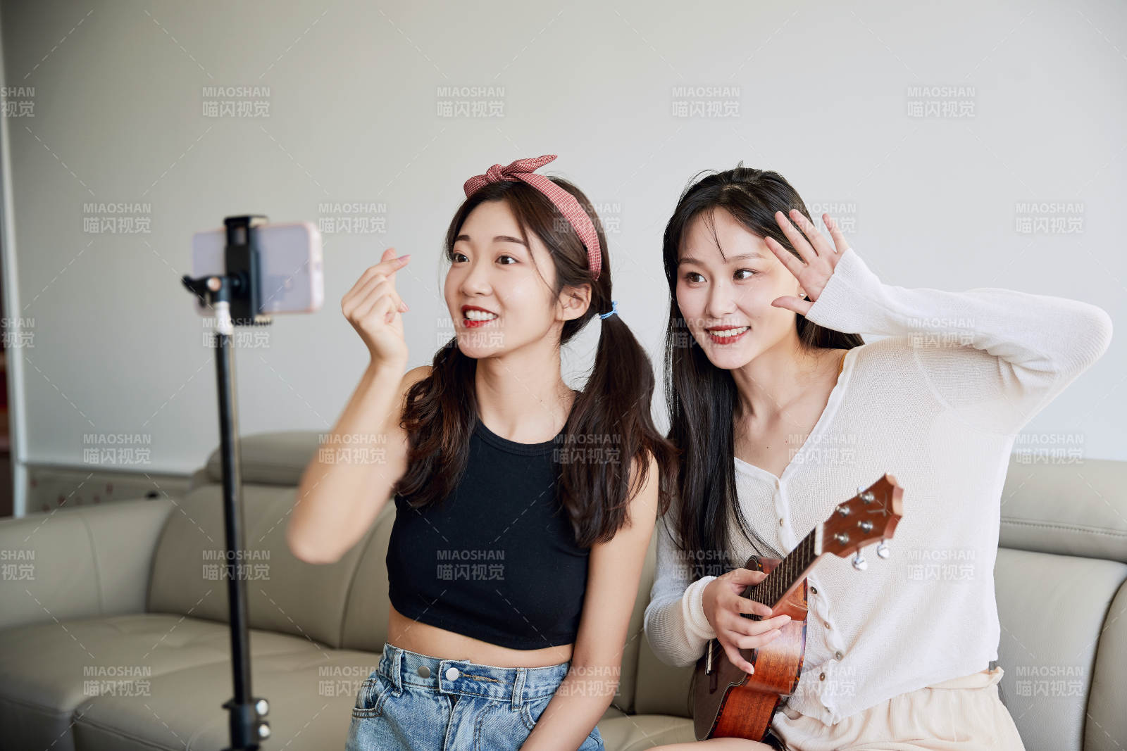 在家做主播直播的亞洲年輕閨蜜少女