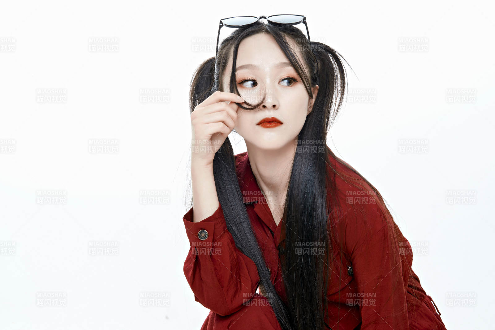 白色背景的亞洲戴墨鏡年輕少女的肖像人像