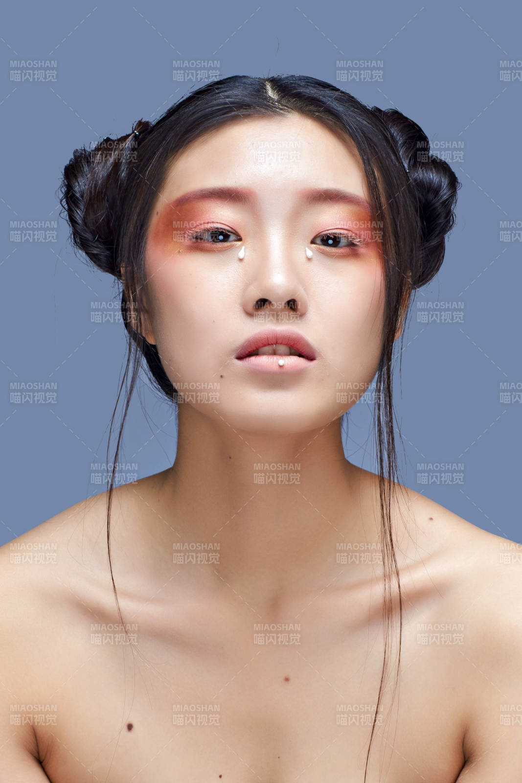 時尚彩妝女性妝面半身像