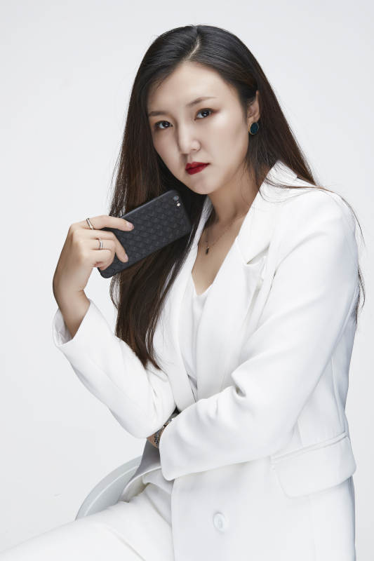 影棚拍摄白色背景亚洲年轻女性商务人像