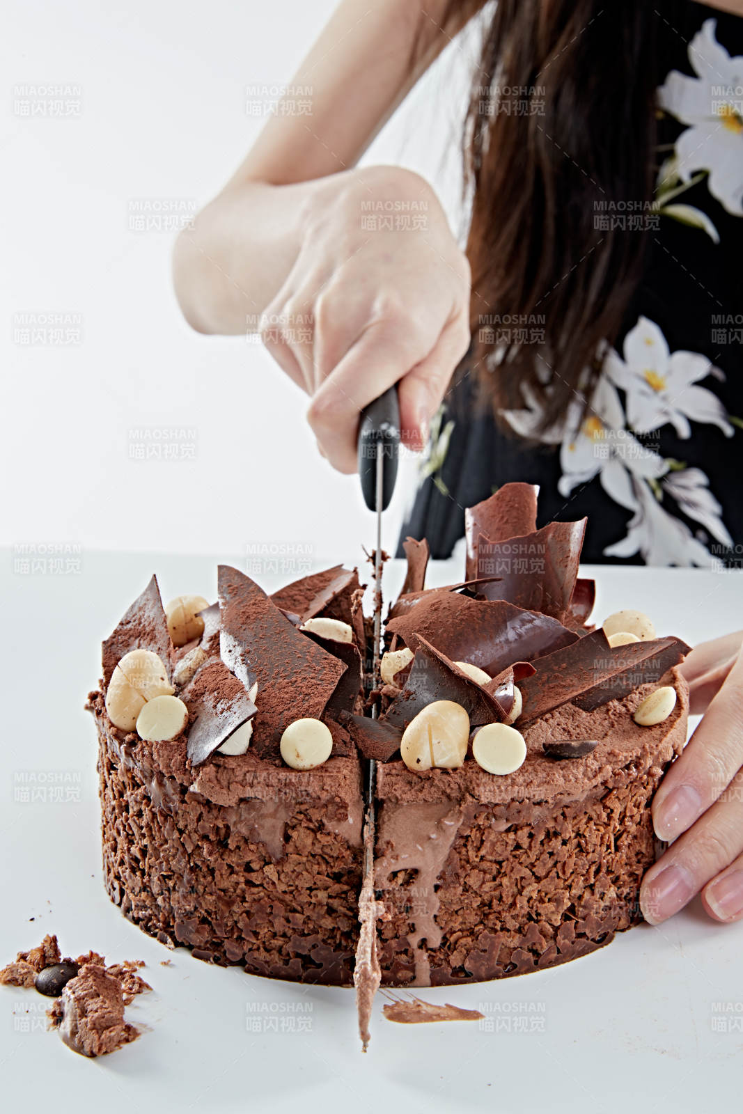 喝紅酒品嘗蛋糕的年輕女性