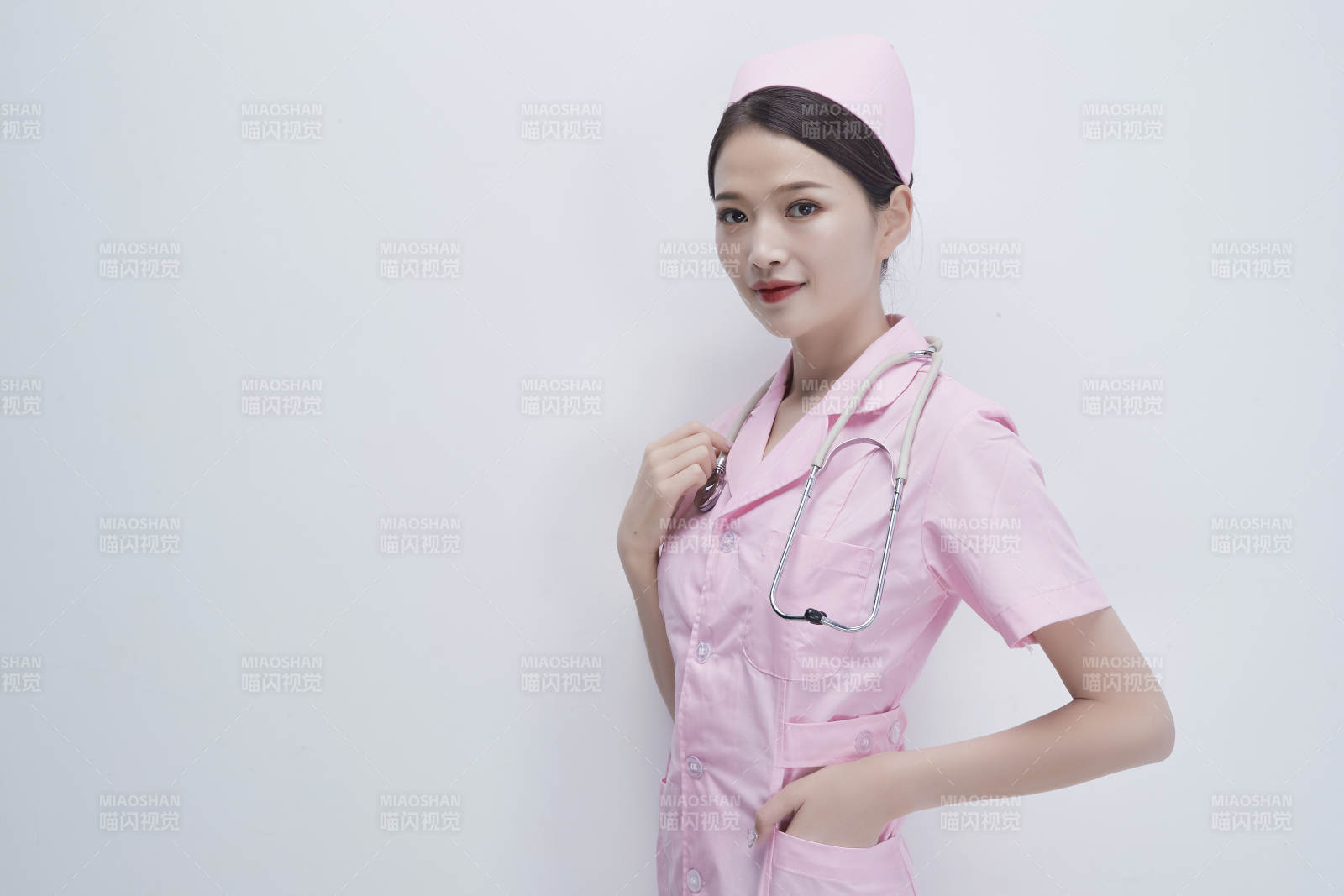 身穿粉色護(hù)士服佩戴聽診器的女性醫(yī)護(hù)人員