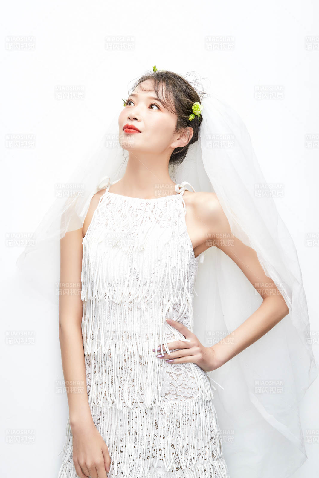 棚拍白色背景下的新娘美妝