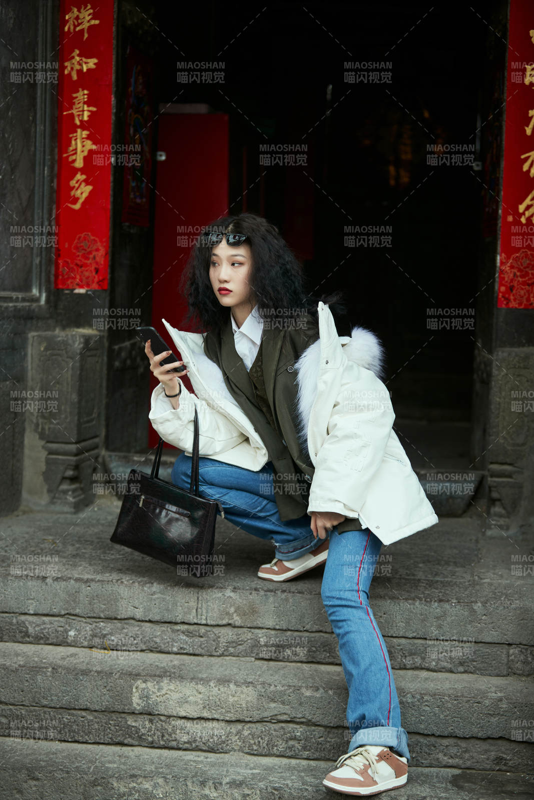 老舊城區里穿著復古港風的美麗清純少女