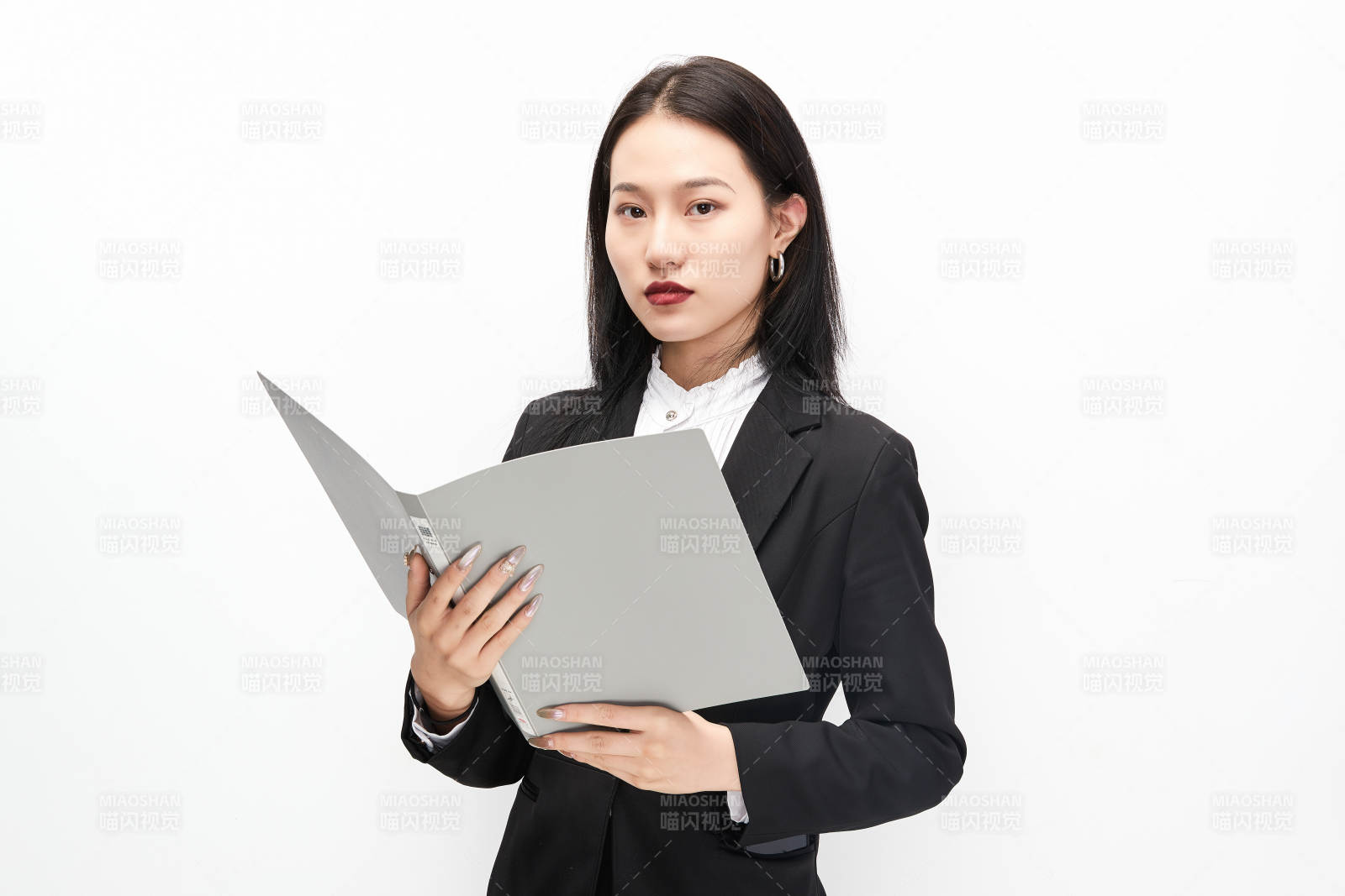 身穿西服拿著文件夾的美麗商務女士