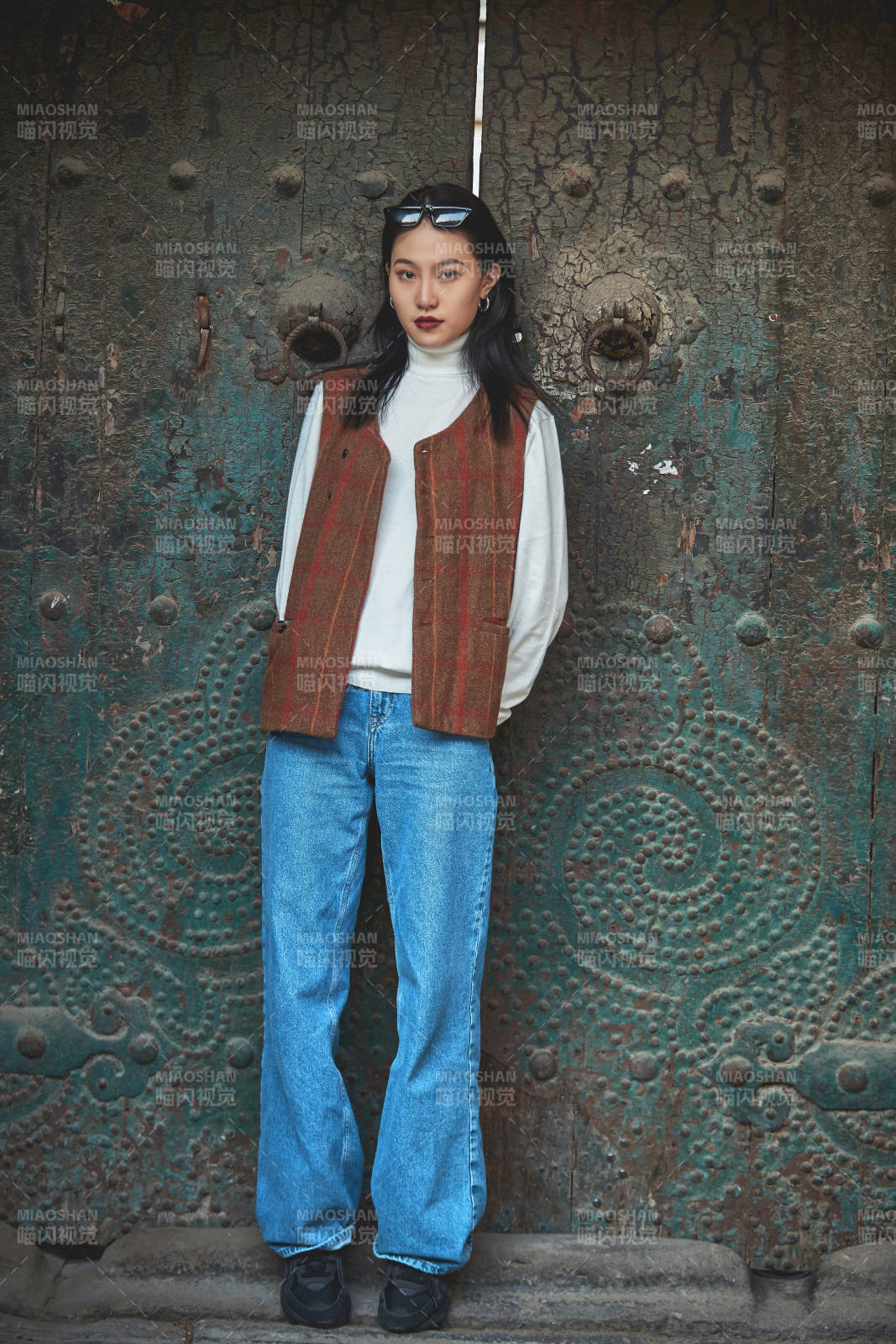 老舊城區里穿著復古港風的美麗清純少女