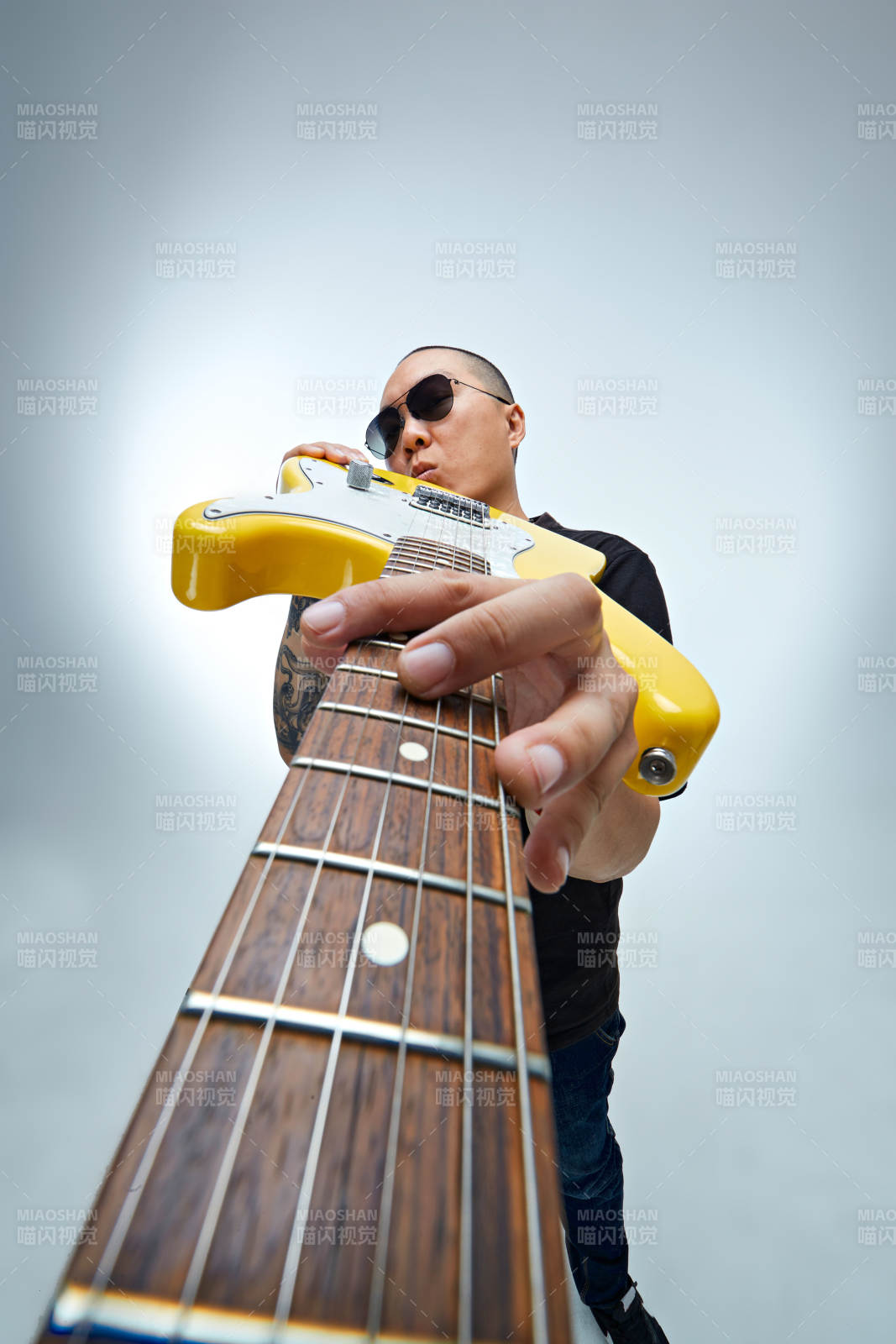 手持電吉他展示演奏的亞洲男性搖滾樂手人像