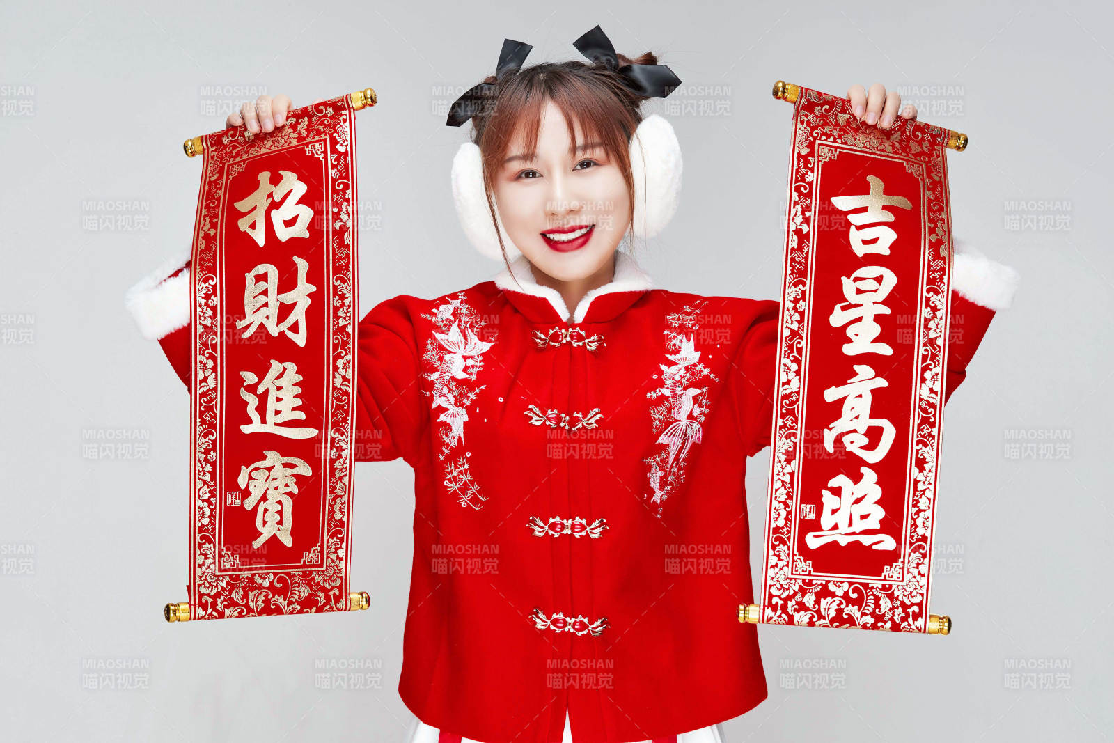 手持春聯身穿喜慶漢服的可愛少女