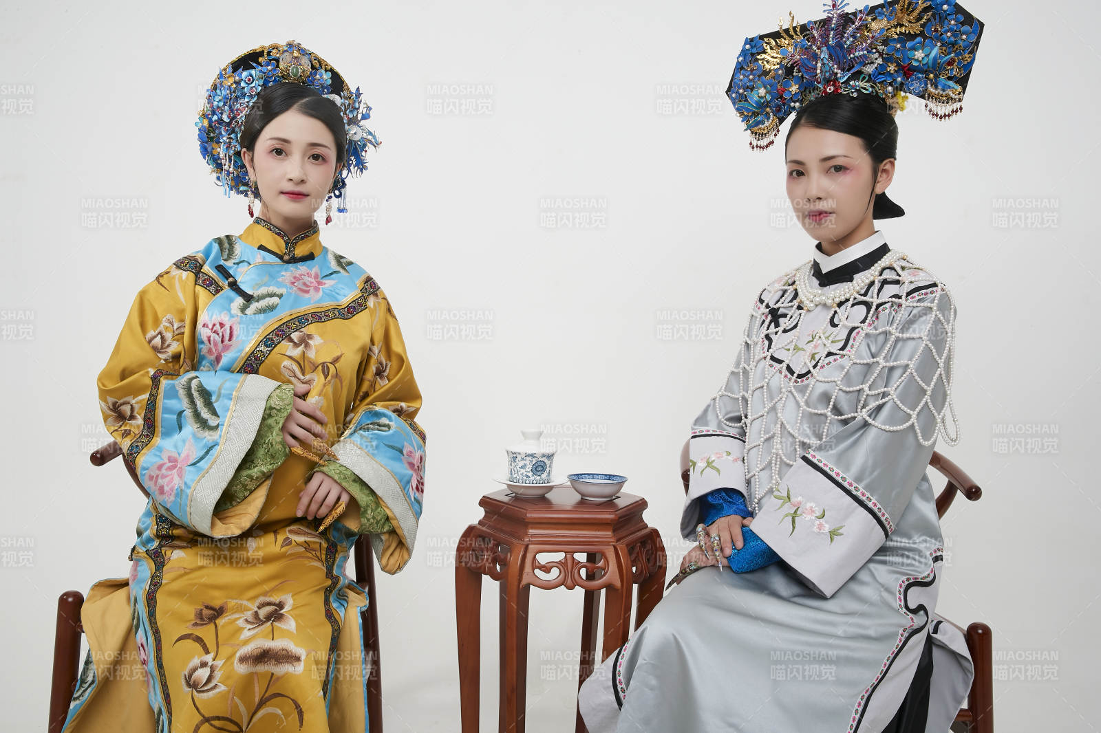 白色背景下的清代女性古裝造型清朝古裝