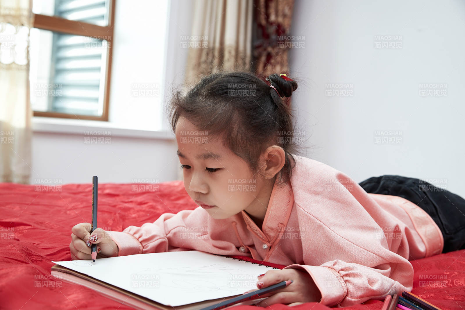 在家玩耍的亞洲小女孩