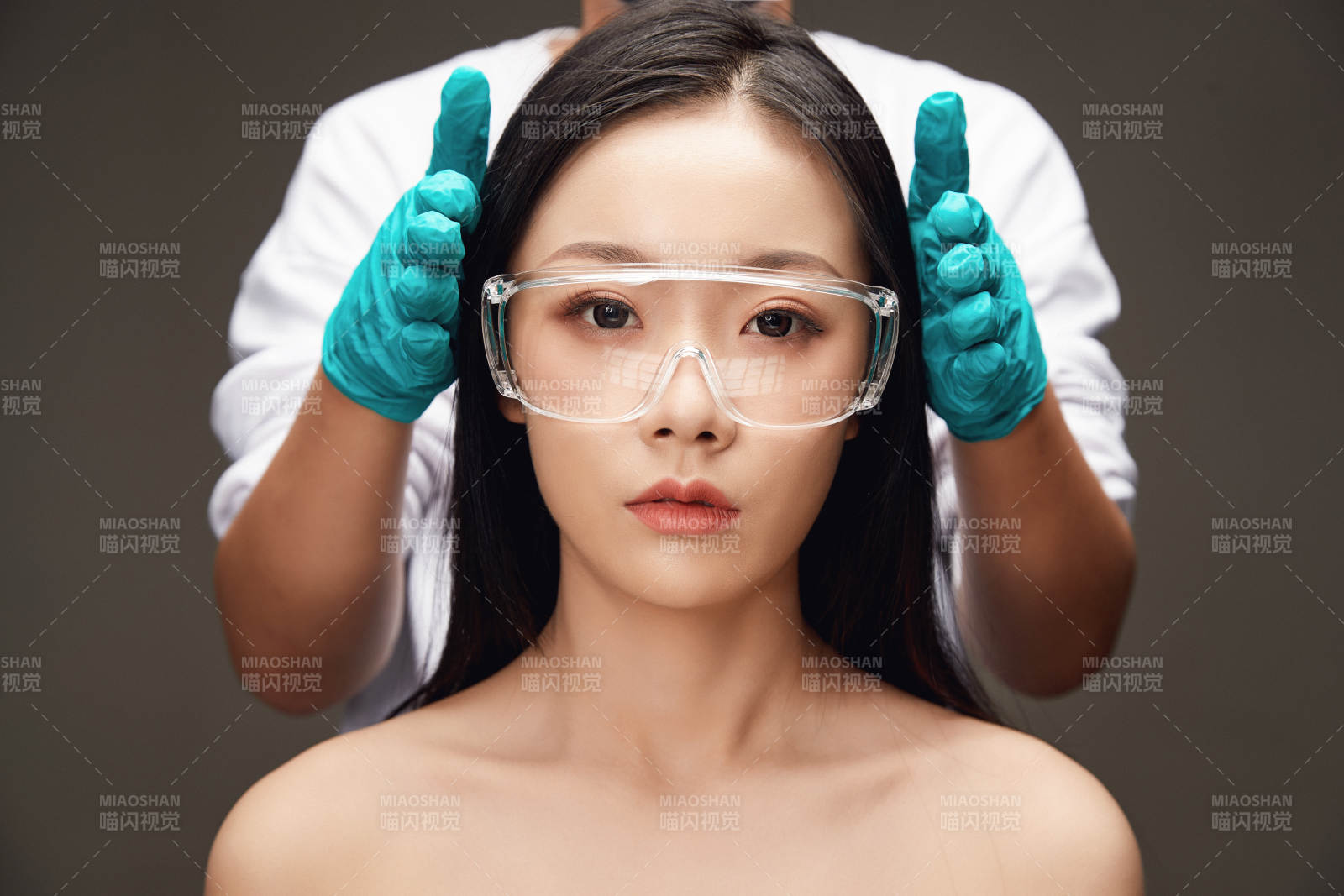 黑色背景里的亞洲美女面部特寫醫美整容