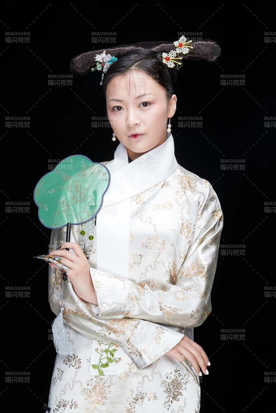 黑色背景下的清代女性古装造型清朝古装图片