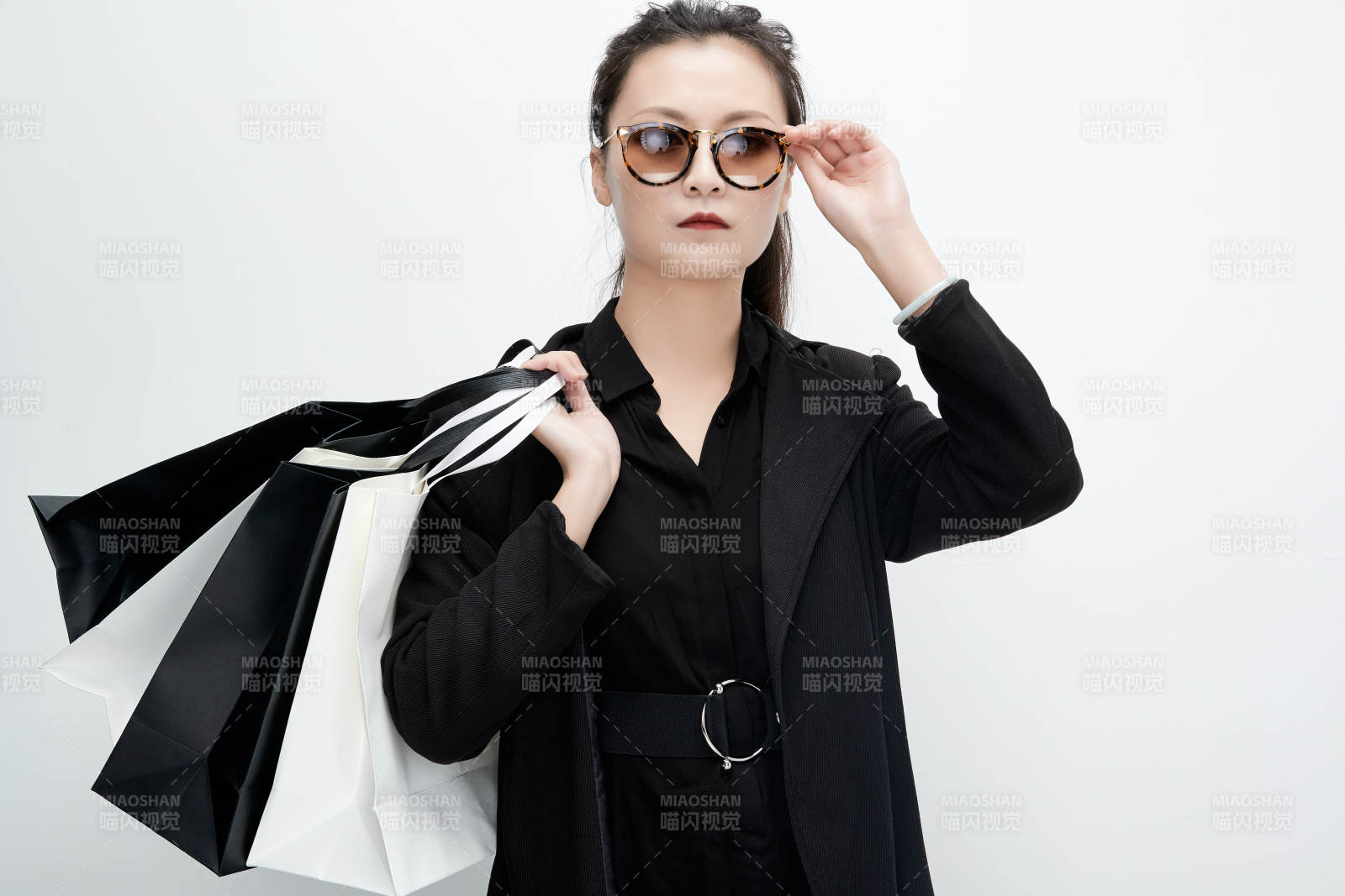 白色背景下手提購物袋時尚美麗的亞洲少女