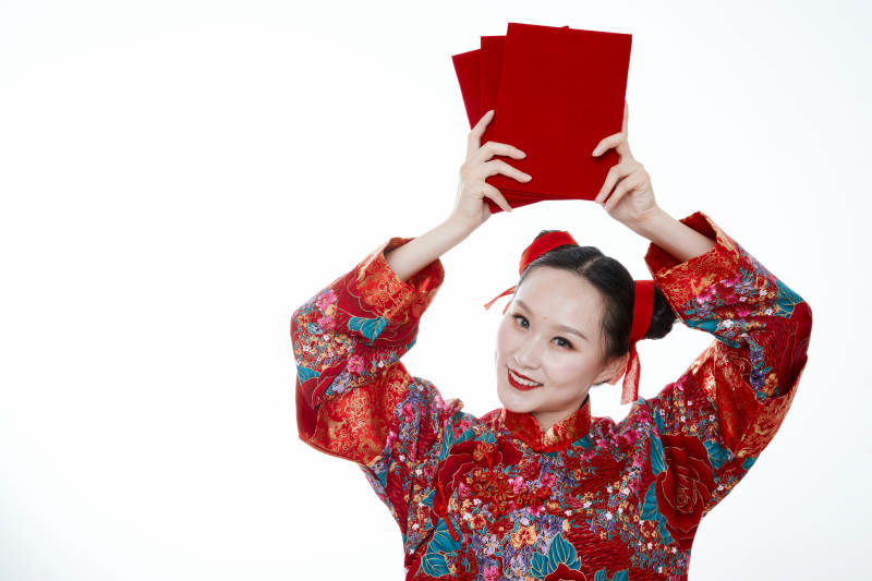 身穿中国传统服饰的青年女性