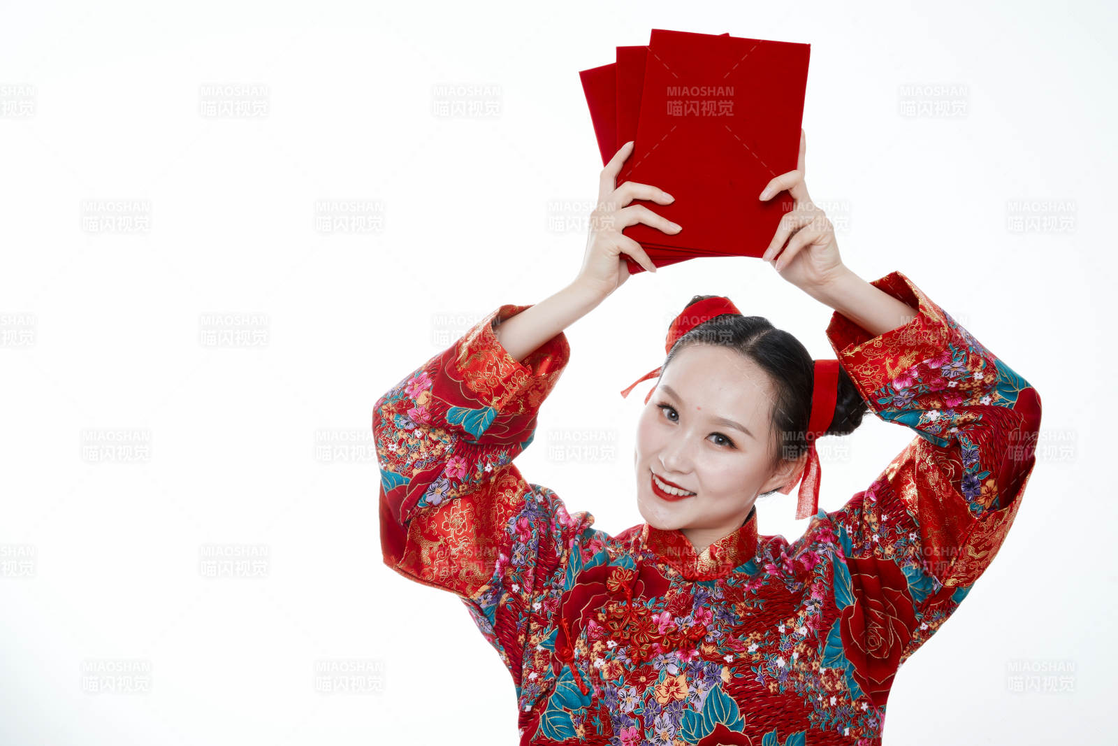 身穿中国传统服饰的青年女性