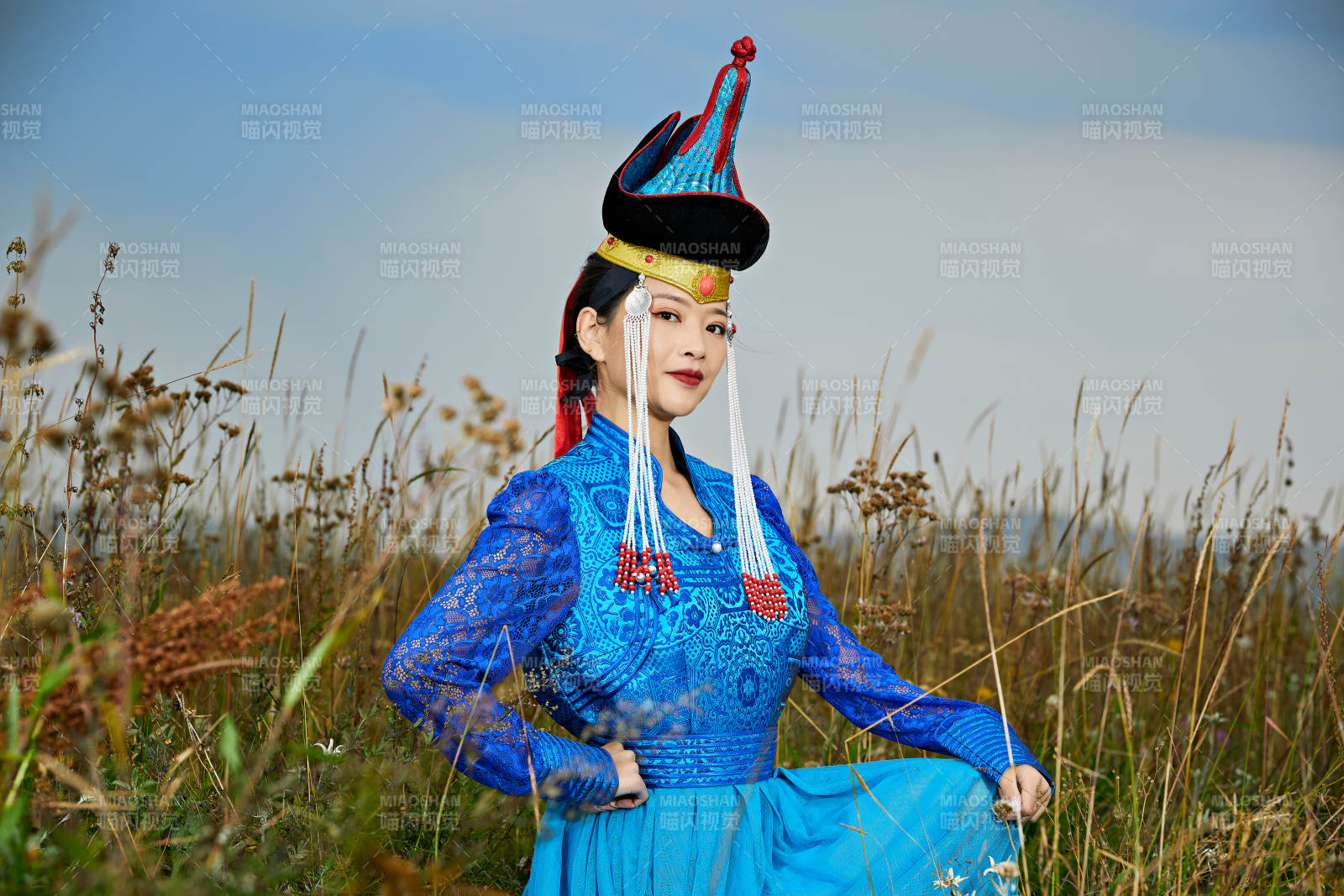 草原上身穿豪華蒙古族服飾的蒙族少女