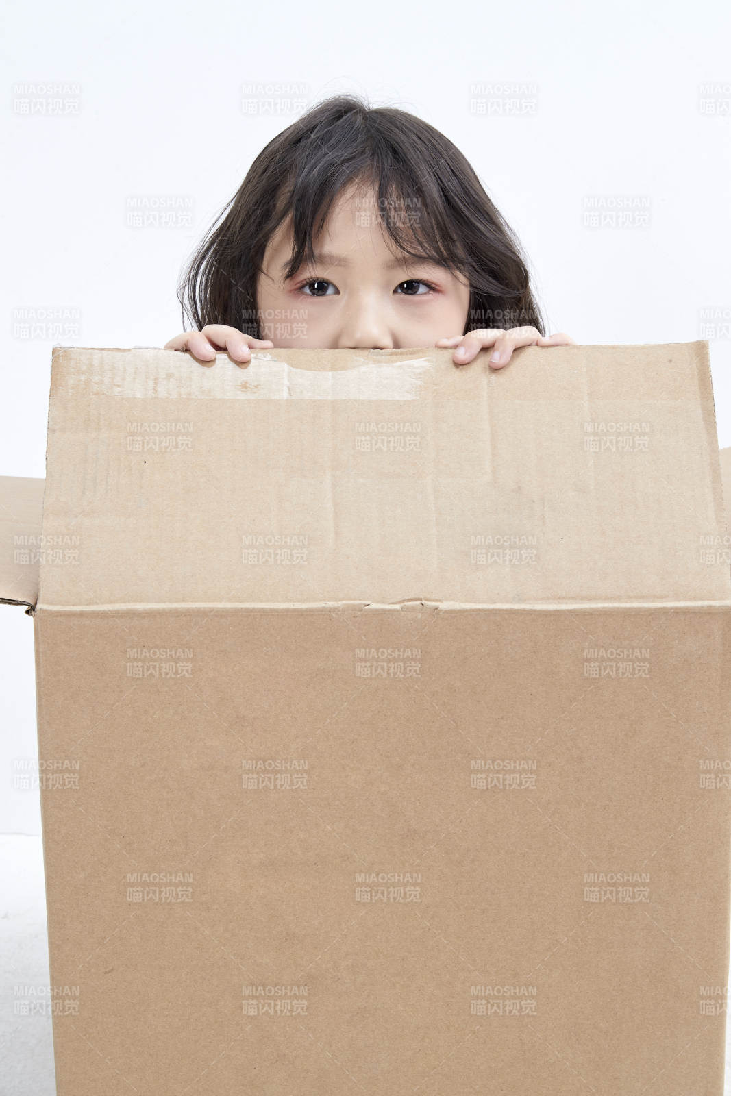 躲在紙箱中玩耍的調(diào)皮可愛亞洲小女孩兒童