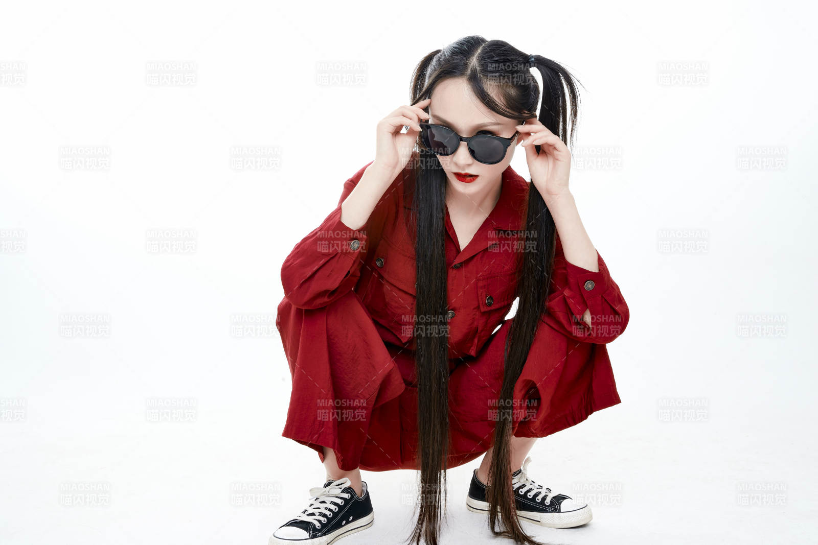 白色背景的亞洲戴墨鏡年輕少女的肖像人像