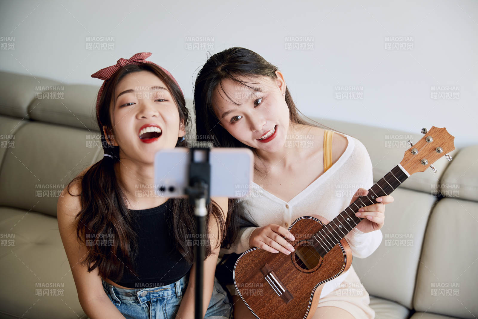 在家做主播直播的亞洲年輕閨蜜少女