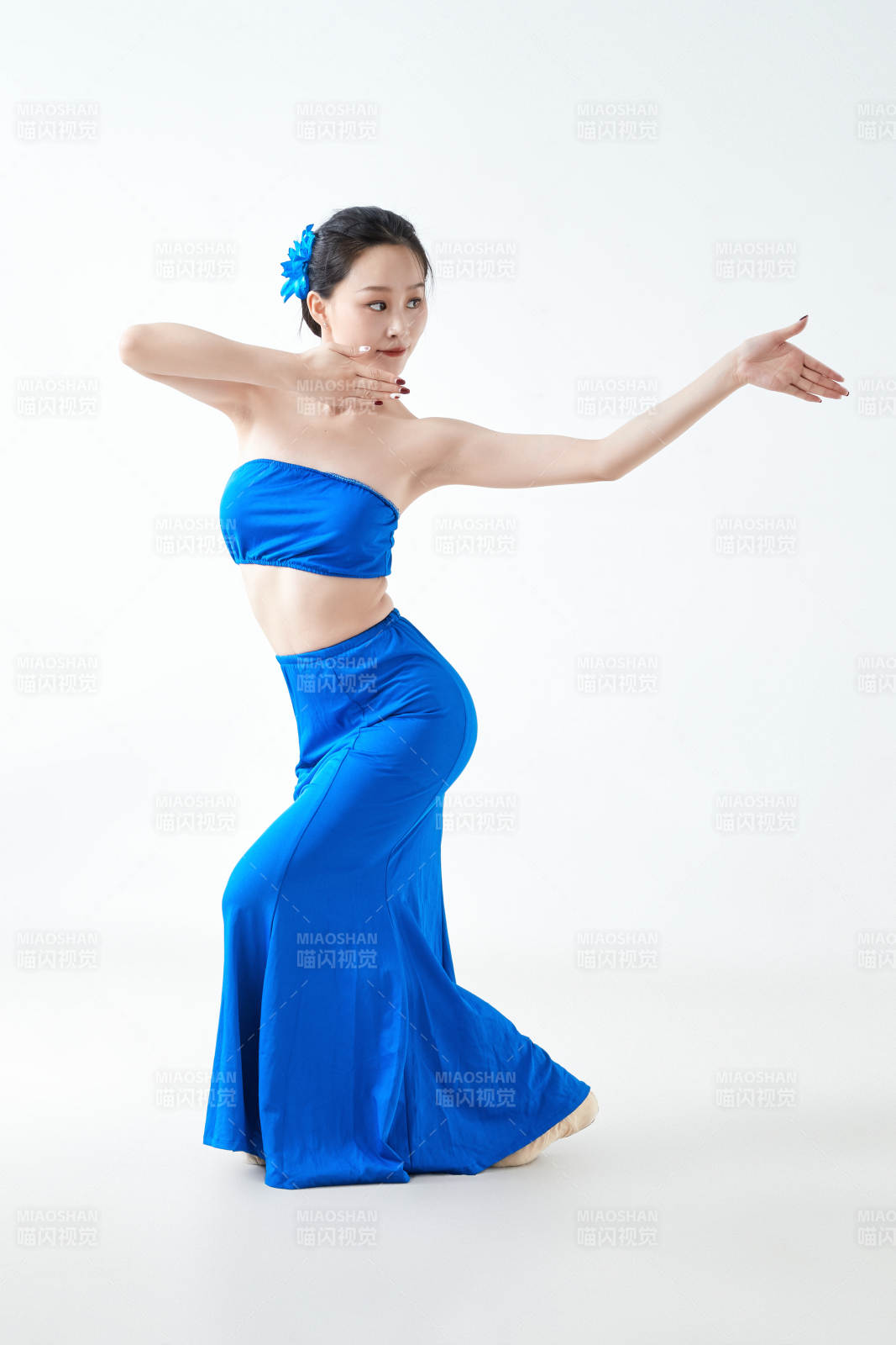 穿着傣族服饰跳孔雀舞的少女