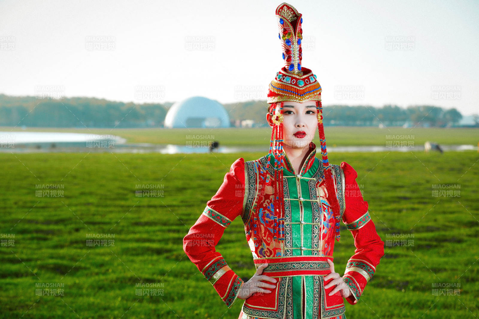 草原上穿着蒙古族传统服饰的亚洲年轻美少女
