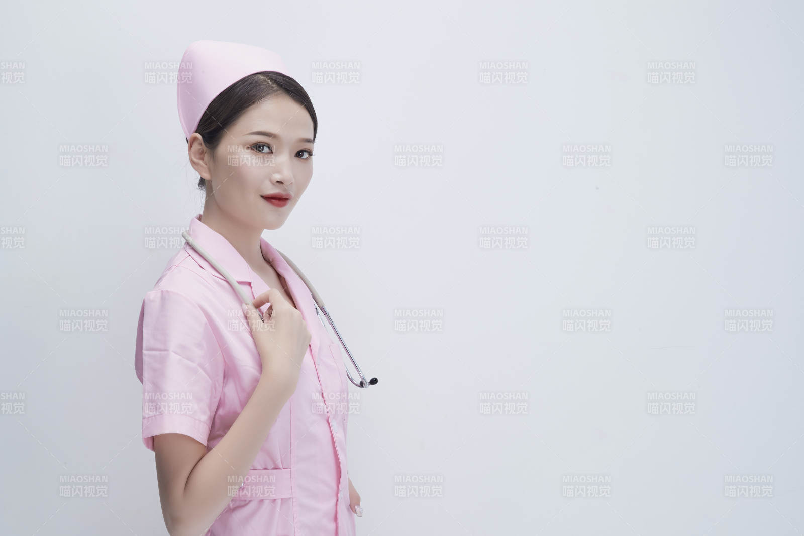 身穿粉色護(hù)士服佩戴聽(tīng)診器的女性醫(yī)護(hù)人員