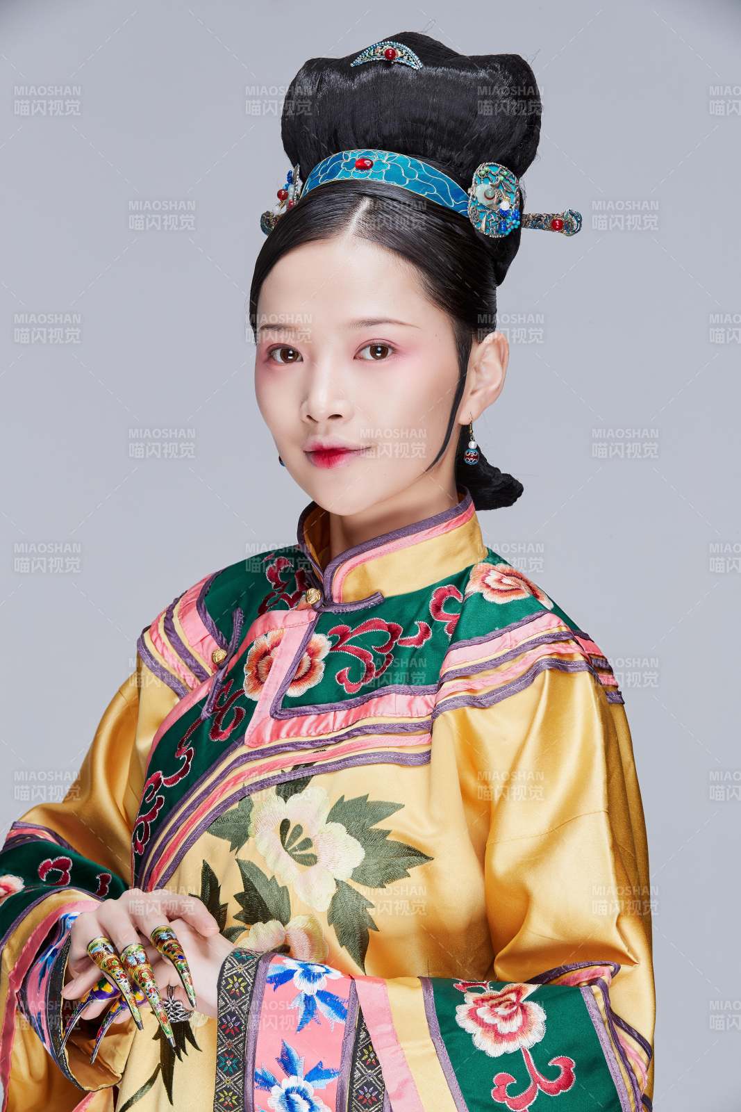 白色背景下的清代女性古裝造型清朝古裝