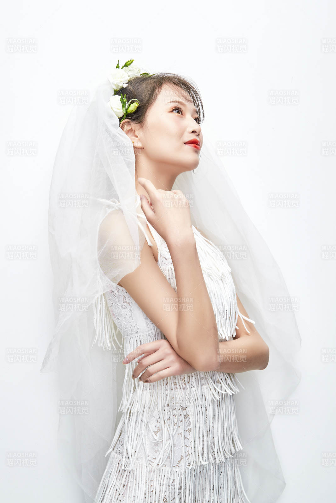 棚拍白色背景下的新娘美妆图片