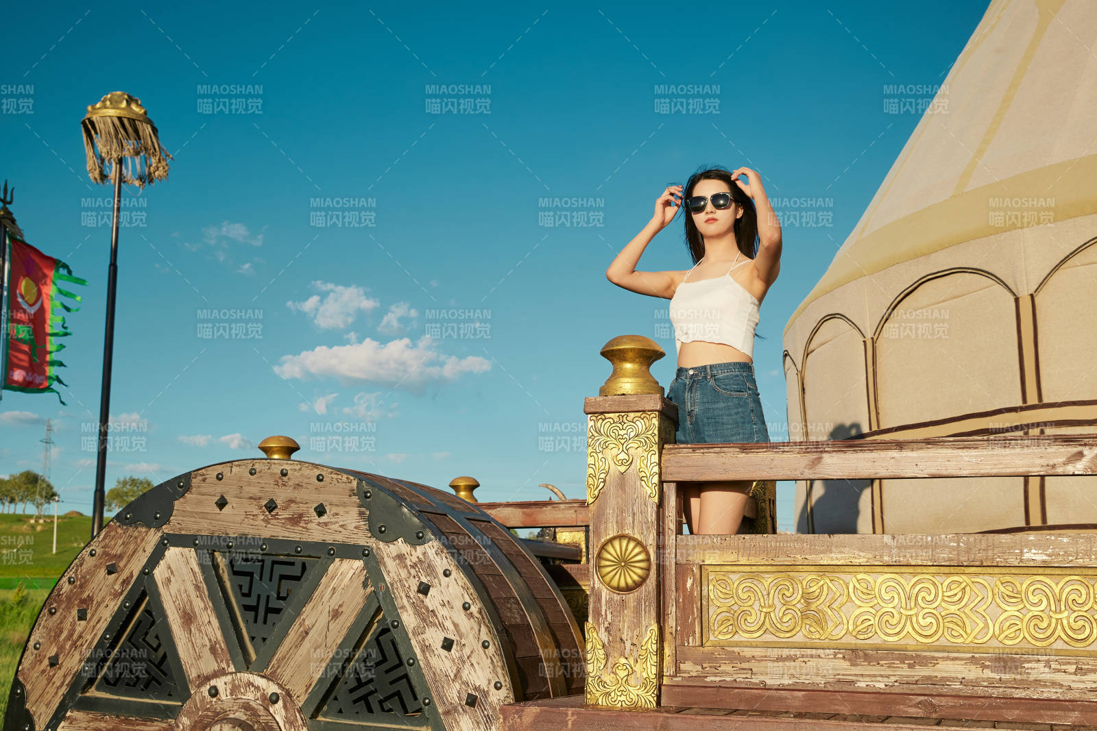 草原湿地公园游玩拍照的亚洲少女