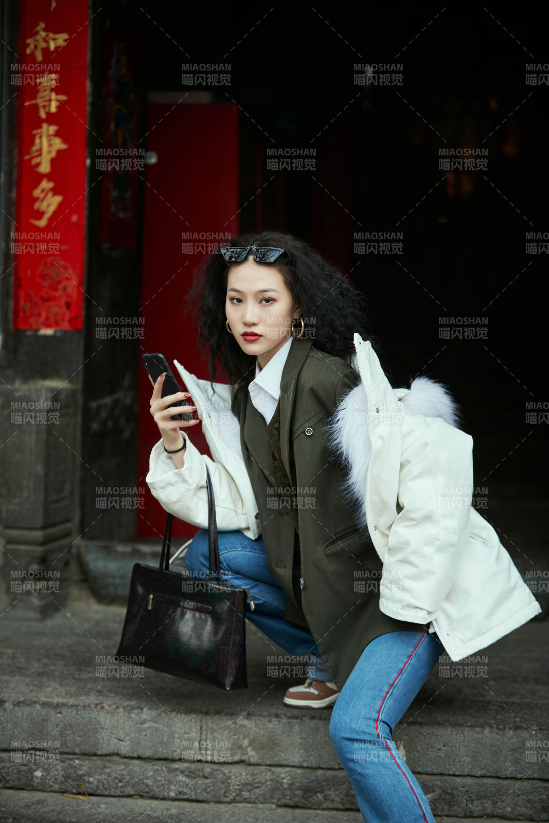 老舊城區里穿著復古港風的美麗清純少女