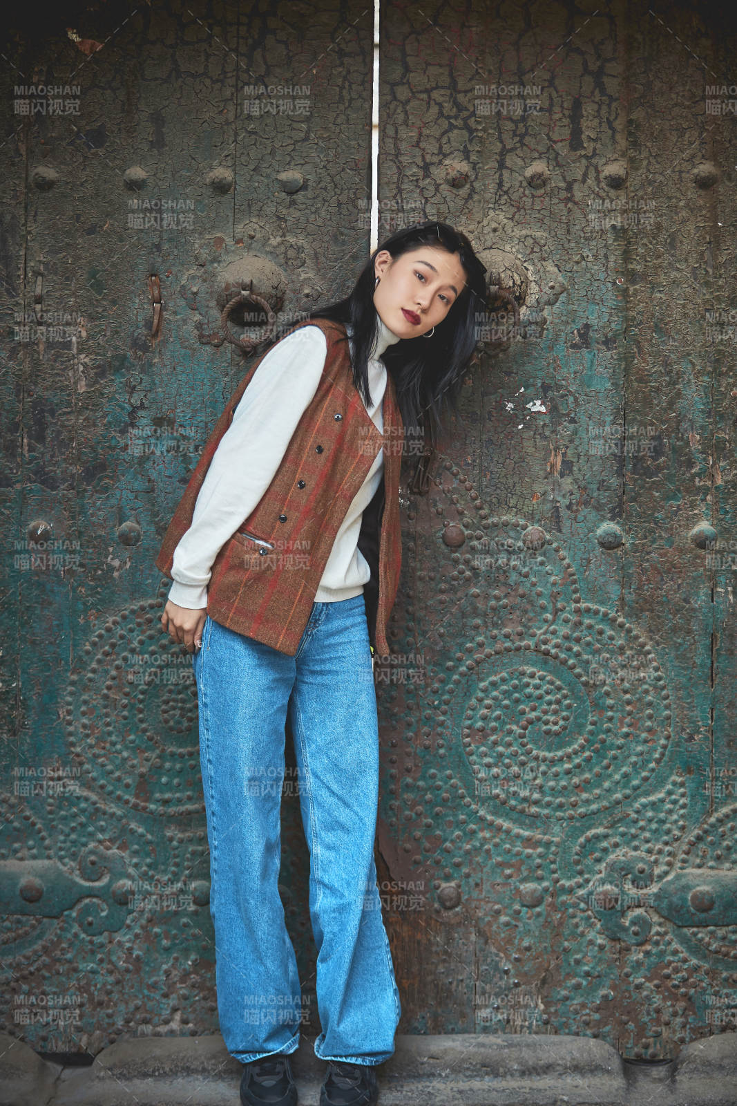 老旧城区里穿着复古港风的美丽清纯少女