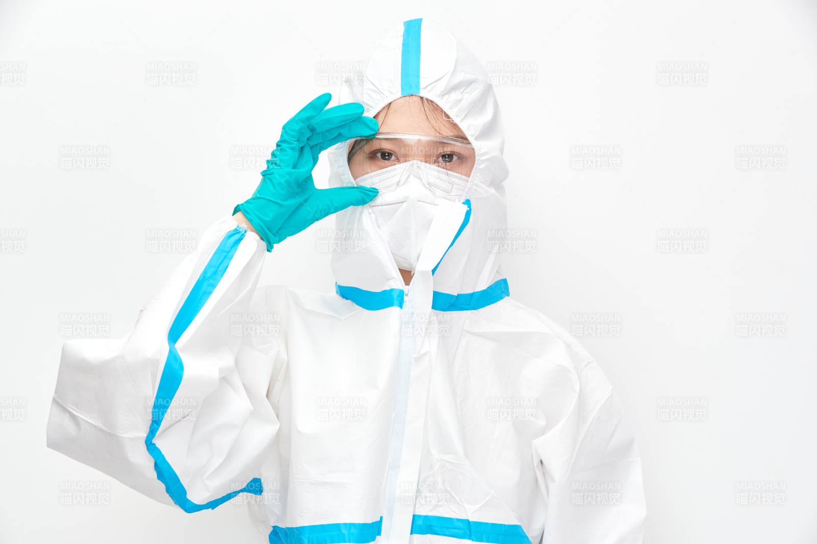 穿白色防護服佩戴護目鏡口罩的女性醫療人員