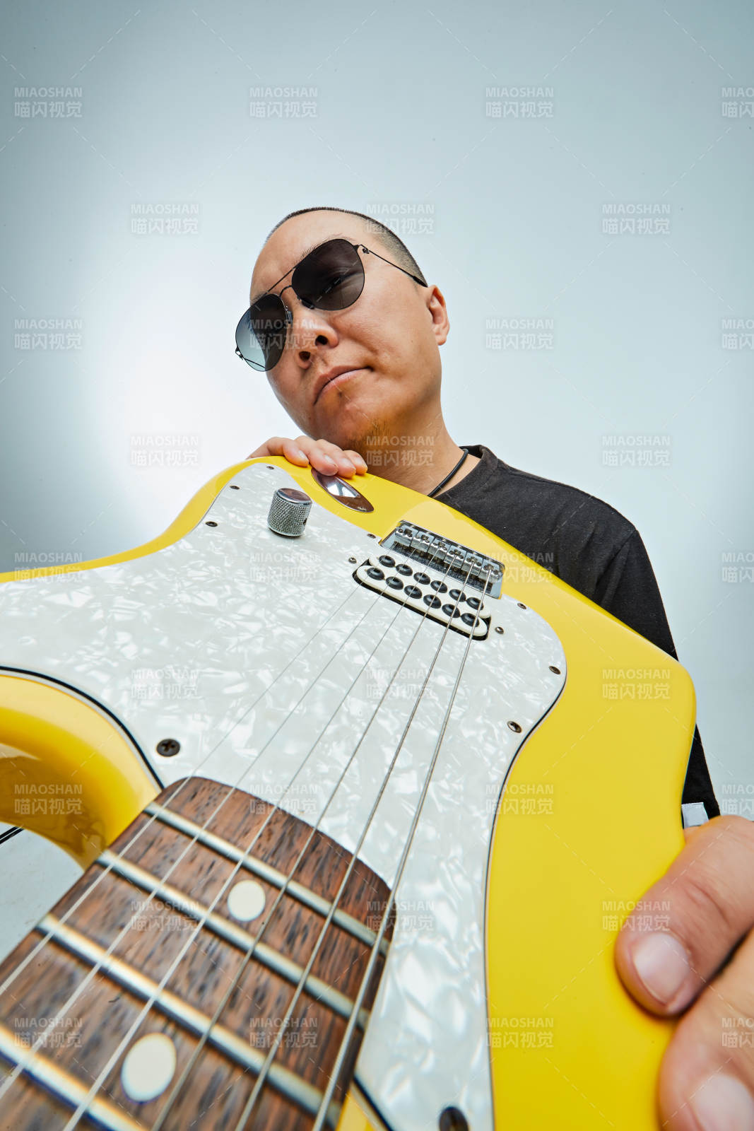 手持電吉他展示演奏的亞洲男性搖滾樂手人像