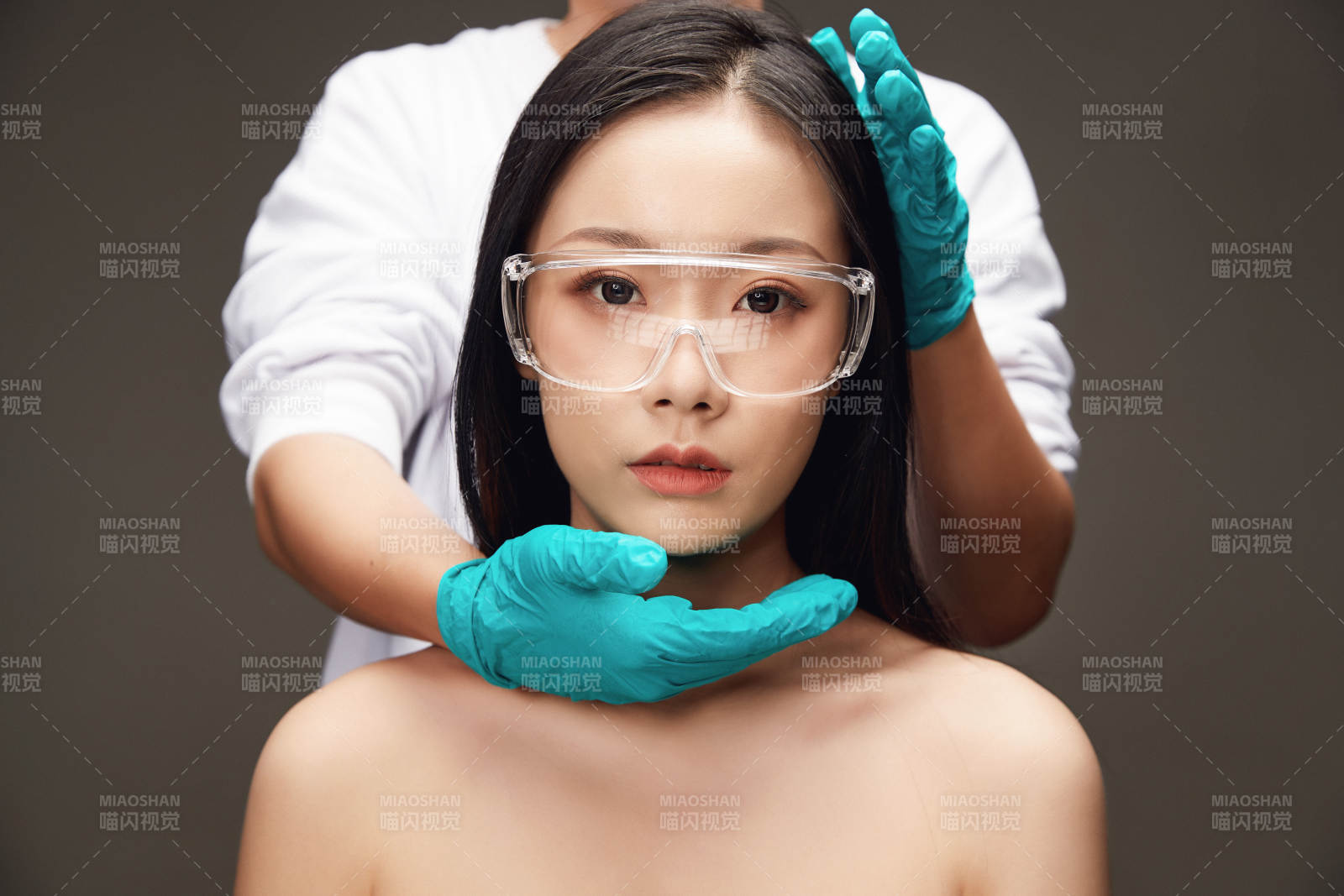 黑色背景里的亞洲美女面部特寫醫美整容