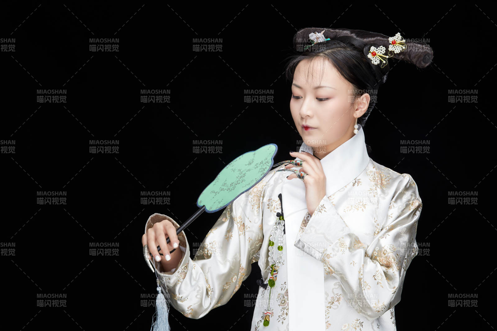 黑色背景下的清代女性古装造型清朝古装