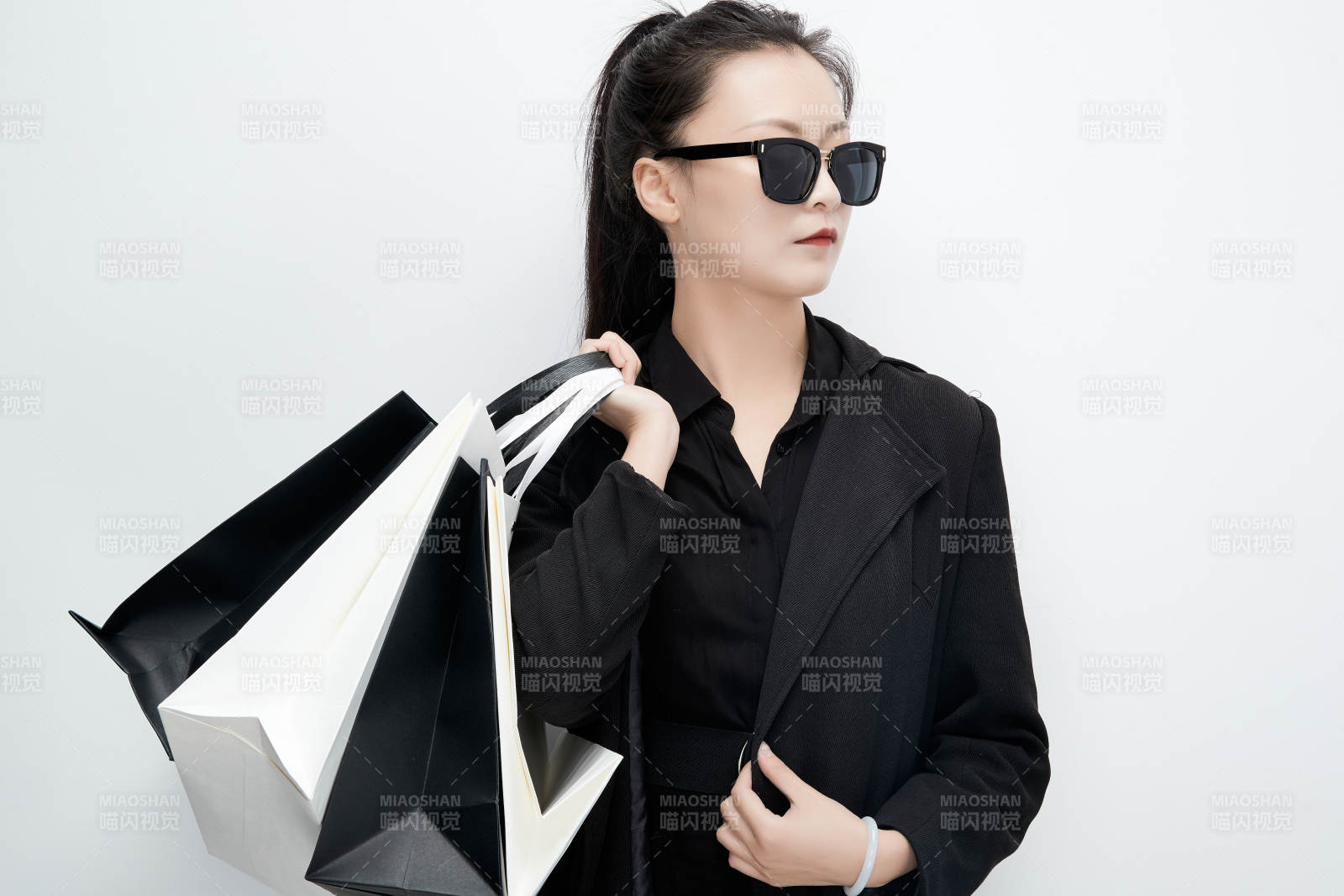 白色背景下手提购物袋时尚美丽的亚洲少女