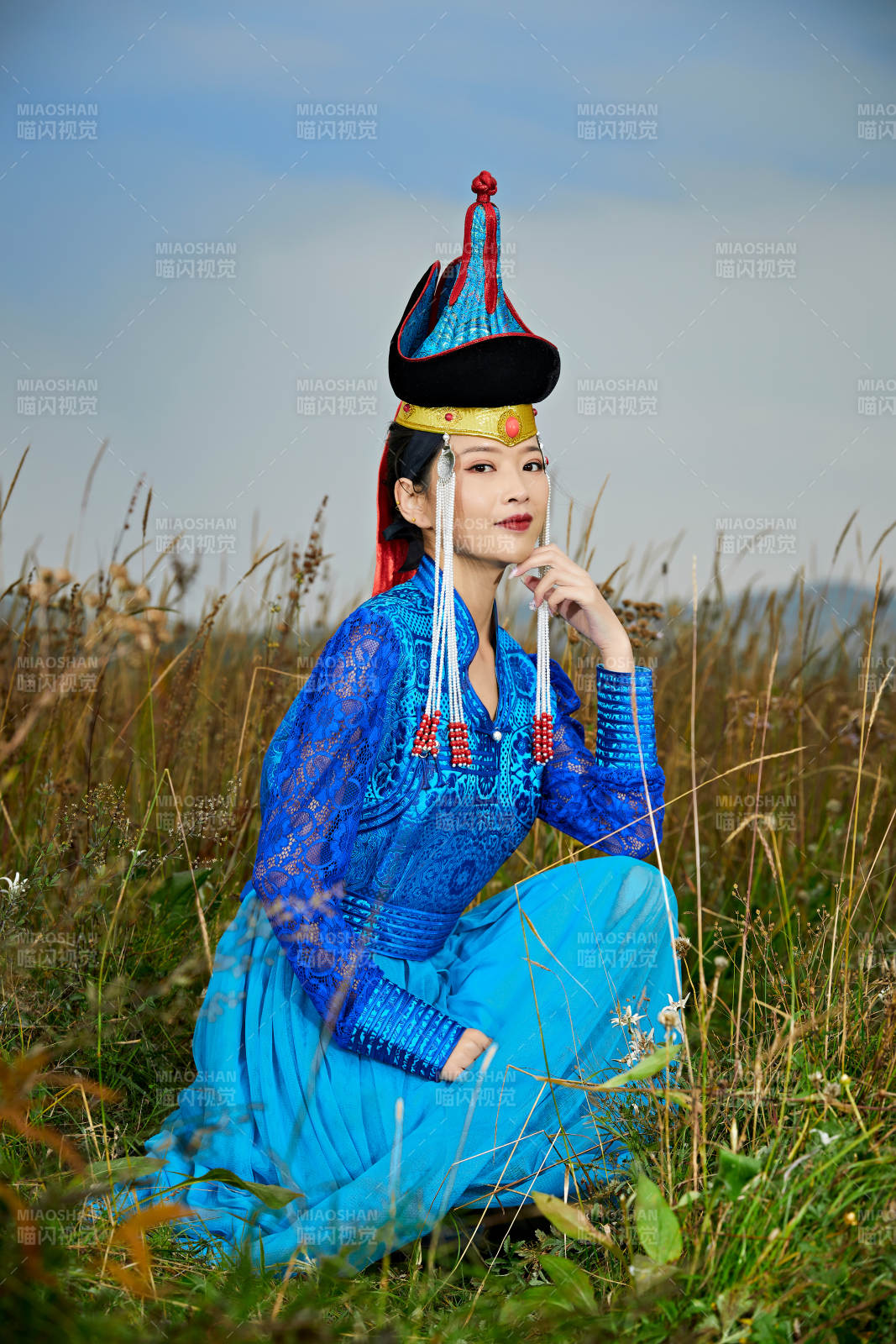 草原上身穿豪華蒙古族服飾的蒙族少女